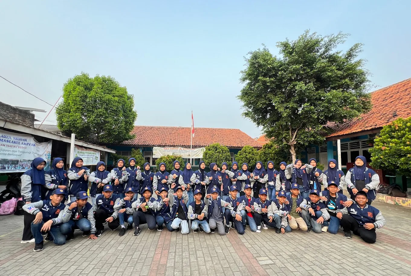 Foto bersama siswa-siswi dengan jaket almamater